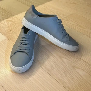 Gråa arigatos  - Säljer ett par tvär feta gråa arigatos storlek 43. Inte använda många gånger. Stiliga och trendiga. Vid frågor och funderingar är de bara att skriva