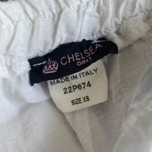 Vita linnebyxor från Chelsea Girls - Säljer ett par vita lågmidjade linnebyxor från Chelsea i storlek XS. Dem är knappt använda, men har lite slitage på hälarna vilket man inte märker (se bild 3). 💓