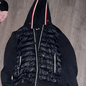 Moncler stl M - Skön vårjacka,använd ett fåtal gånger