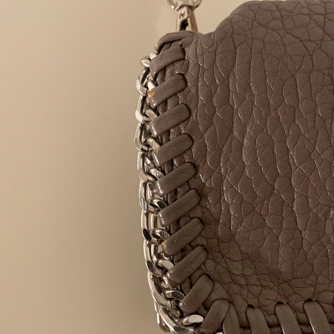 Beige axelväska med kedjedetaljer - 2