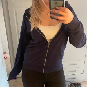 Mörkblå zip-hoodie - Mörkblå hoodie med dragkedja framtill och huva. Märket är even&odd och den är i väldigt bra skick💞😚
