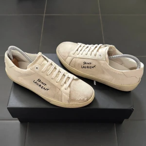 Saint Laurent Skor | 41 - Saint Laurent Sneakers | Grymt skick! | Slitningar är del av design | Endast skorna ingår. Storlek 41 nypris runt 6000 