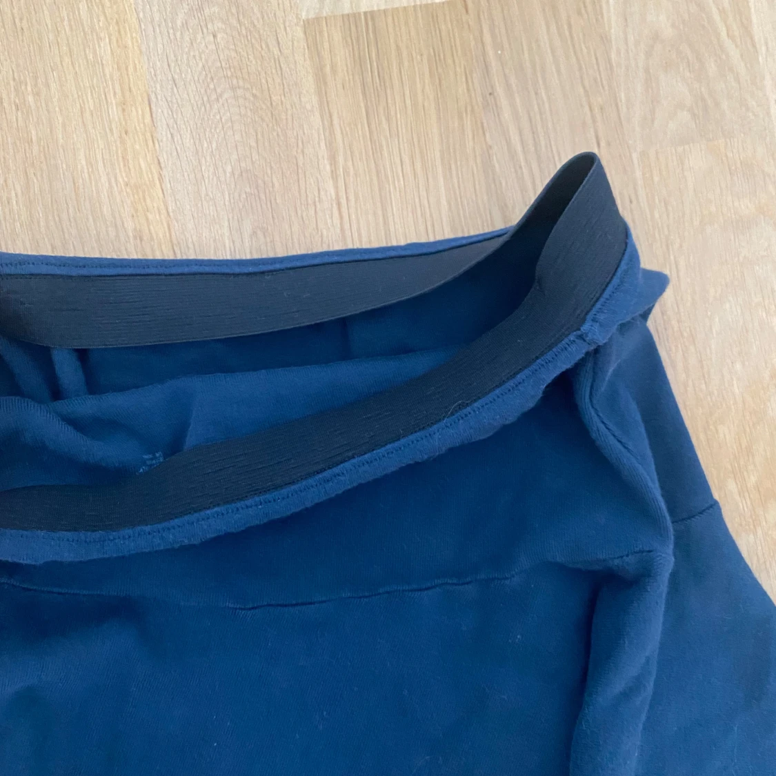 Mörkblå volangkjol från Brandy Melville - 3