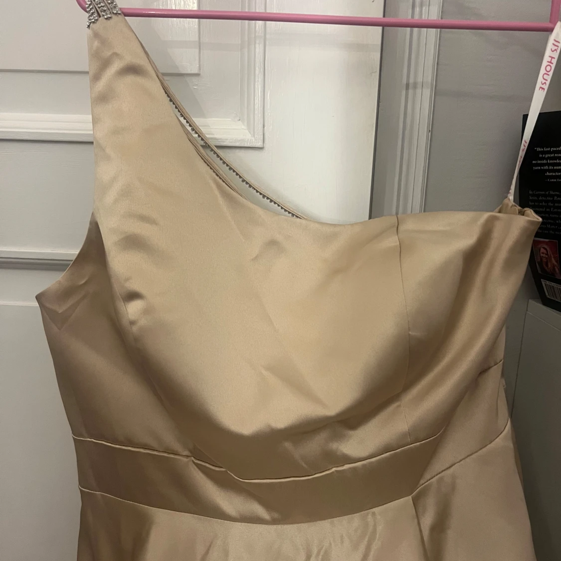 Champagnefärgad långklänning med glittriga axelband från JJ's House - 1