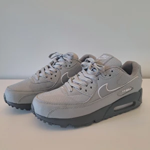 Nike Air Max 90 (Sällsynt Modell) - ✨Slutsåld modell, svår att få tag på.  ⚡Skick: va 7/10 - finns svarta märke, fråga mig för bild.   ✅Fortfarande riktiga sköna och perfekta för en clean vardagslook.  💬Priset kan diskuteras vid snabb affär.