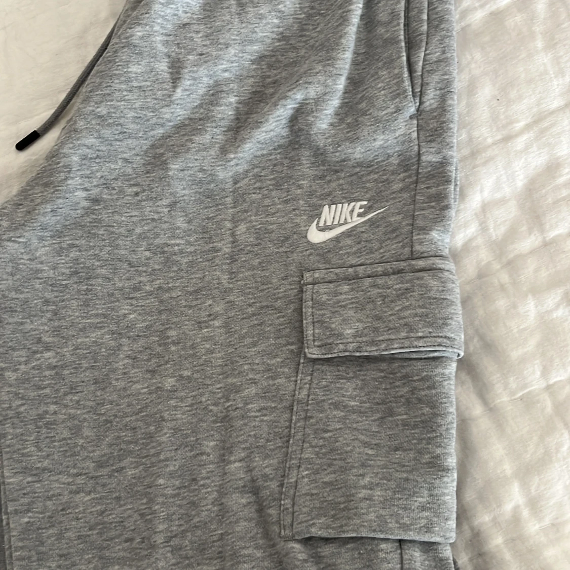 Grå mjukis cargobyxor från Nike - 1
