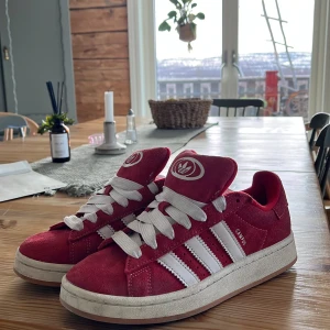 Röda Adidas Campus sneakers - Säljer ett par röda Adidas Campus sneakers. Skorna är lite smutsiga men inget tydligt som man märker och de går att tvätta. Jag säljer då jag inte använder dom längre 