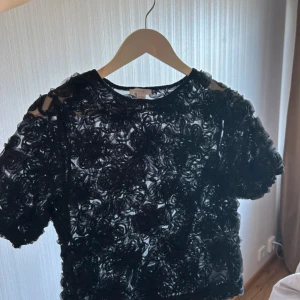 Svart blommig mesh topp - Aldrig använd, superfin men har lossnat vid midjan vilket jag såg efter jag köpt den men det syns knappt 