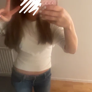 Bershka jeans - Säljer ett par jeans ifrån Bershka. De säljs inte längre, köpta i london för 500kr. Används flertal gånger men har inga defekter förutom att de är lite sönder trampade längst ner men det inget som man tänker på. I storlek 36 men passar 34 och är väldigt bekväma och stretchiga.