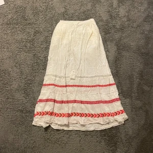 Lång kjol - Jättesnygg långkjol med detaljer. Knappt använd!