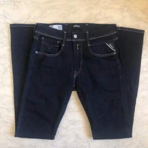 Replay Anbass jeans - Replay anbass jeans storlek 31/34 nästintill oanvända och riktigt stilrena, hör av er vid minsta lilla fundering 🤝