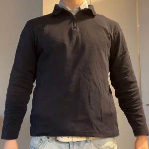 Quarter zip mörkblå  - Knappt använd quarter zip från Dressman. Perfekt över en skjorta eller bara som tröja.