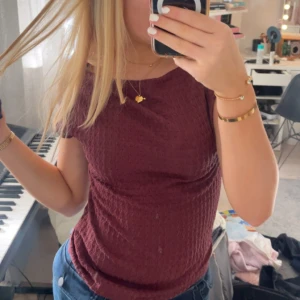 Vinröd ribbad topp - Skit snygg tröja. Skriv för mer bilder❤️