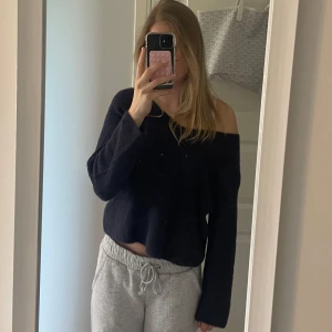 Marinblå off-shoulder tröja - Säljer en marinblå off-shoulder tröja med croppad design. Storlek S🤍🫶🏽