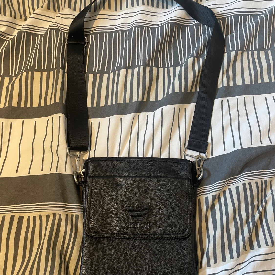 Svart axelväska från Emporio Armani