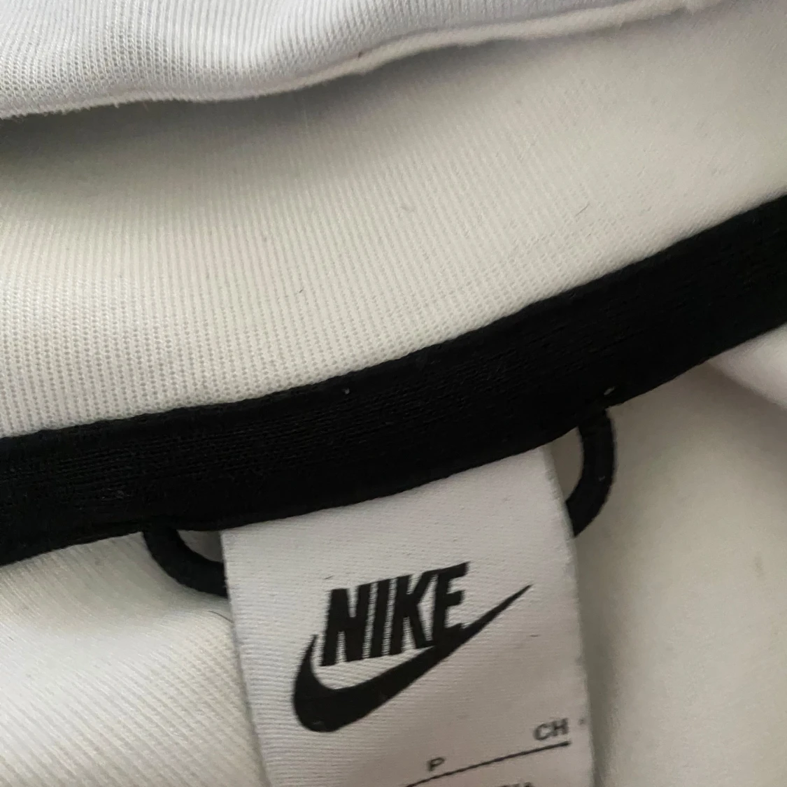 Vit hoodie från Nike med svarta detaljer - 2