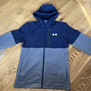 Under Armour Vindjacka - Tja, säljer nu denna feta vindjacka från Under Armour i storlek S, beställde den från JD men inte använt den så mycket. Passar till det mesta och funkar under vår sommar och höst! Hör av er vid frågor. INGA BYTEN!