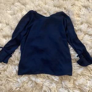 mörkblå blus 🩵🩵 - jättegullliiii 🥹🥹💘💘🩷💕💞