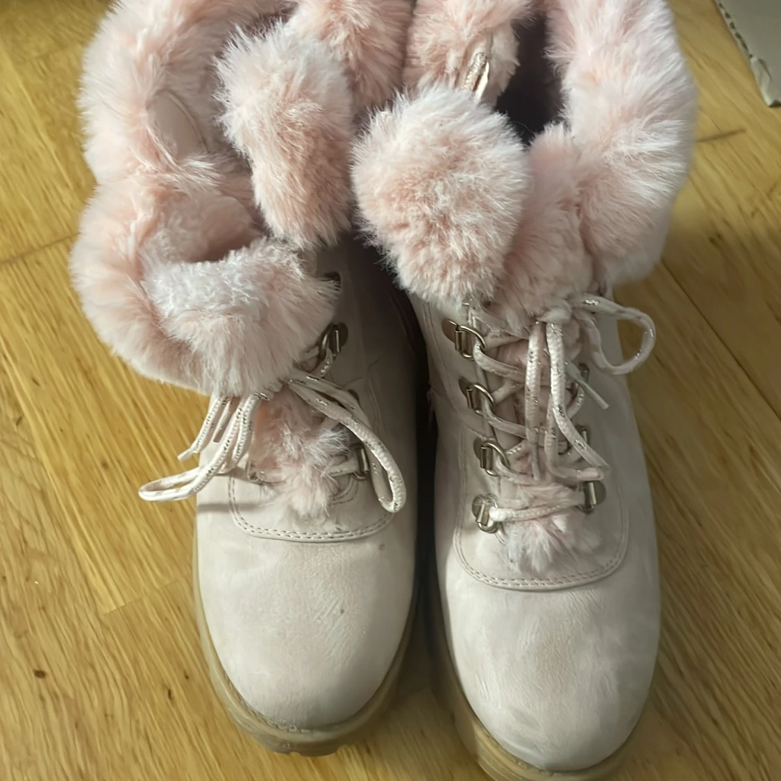 Ljusa boots med rosa fuskpäls