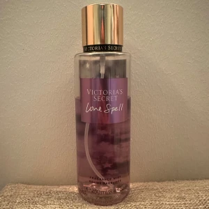 Love Spell Body Mist från Victoria’s Secret - Säljer en Love Spell Body Mist från Victoria's Secret. Använt en del som kan ses i andra bilden men annars bara legat på hyllan då jag inte gillar den längre. Skulle gissa att den innehåller ca 150 ml. 