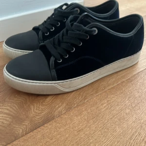 Naivi blåa lanvins  - De här är ett par riktigt snygga lanvins. De är bra för vardagligt och lite mer festliga tillfelen. Dock så saknas tyvärr org boxen den är bortapad. Och om de är så att storleken är lite stor kan ett par sulor hänga med. Hör av dig vid minsta frågan. 