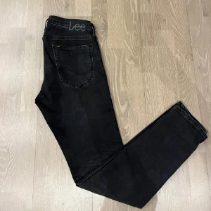 Svarta jeans från Lee Luke - Säljer ett par svarta jeans från Lee, modell Luke. Jeansen har klassisk femficksdesign, normal passform och raka ben. Skick 9/10. Hör av er vid frågor 