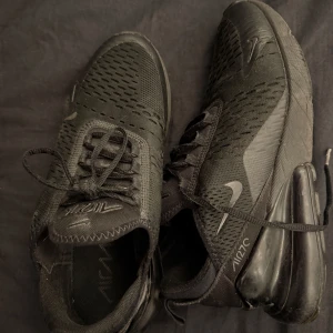 Nike Air Max 270 helsvarta skor - Säljer ett par helsvarta Nike Air Max 270 skor. Använt en hel vår och vinter. Nypris 1700:- storlek 41/EUK 7