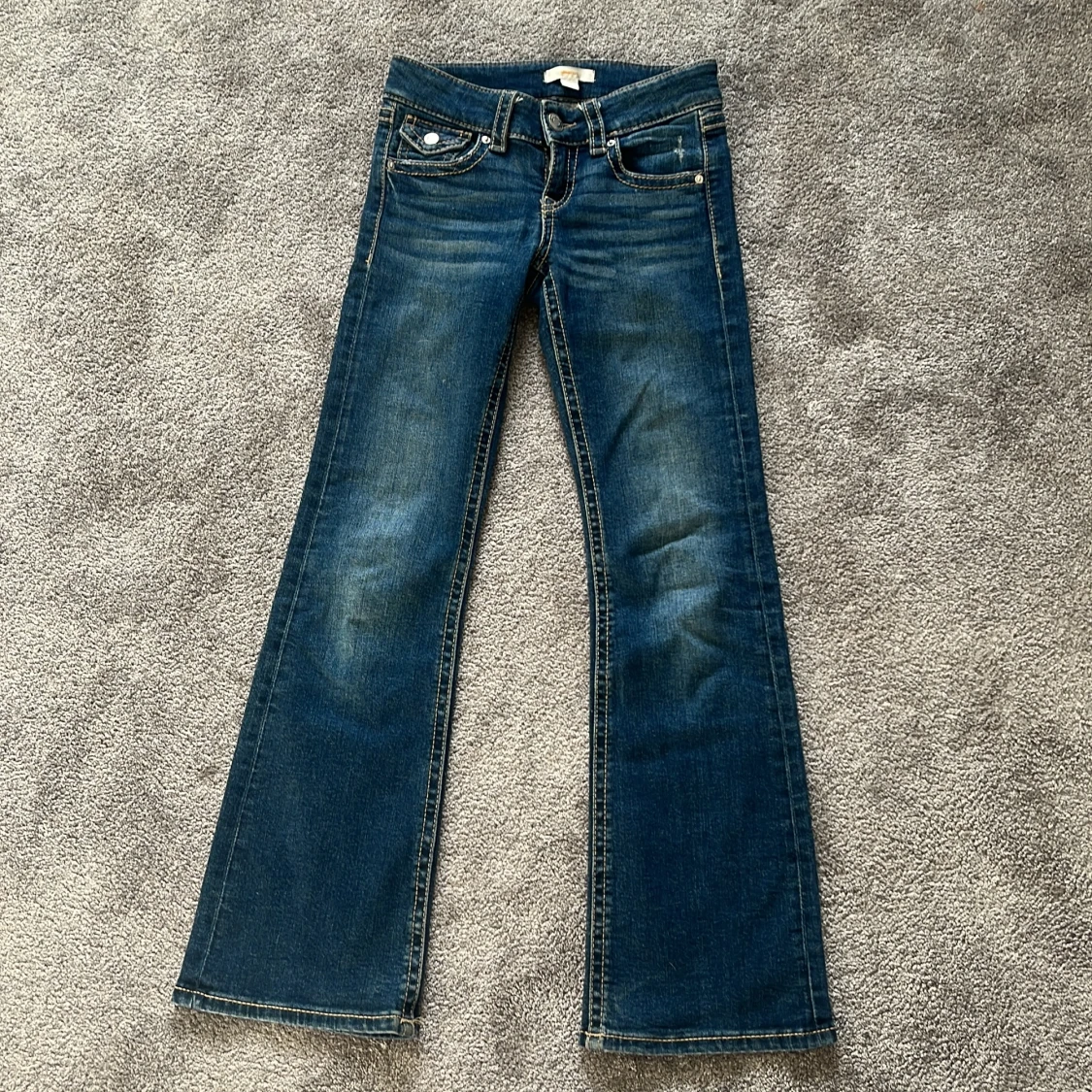 Blå bootcut jeans med fickdetaljer