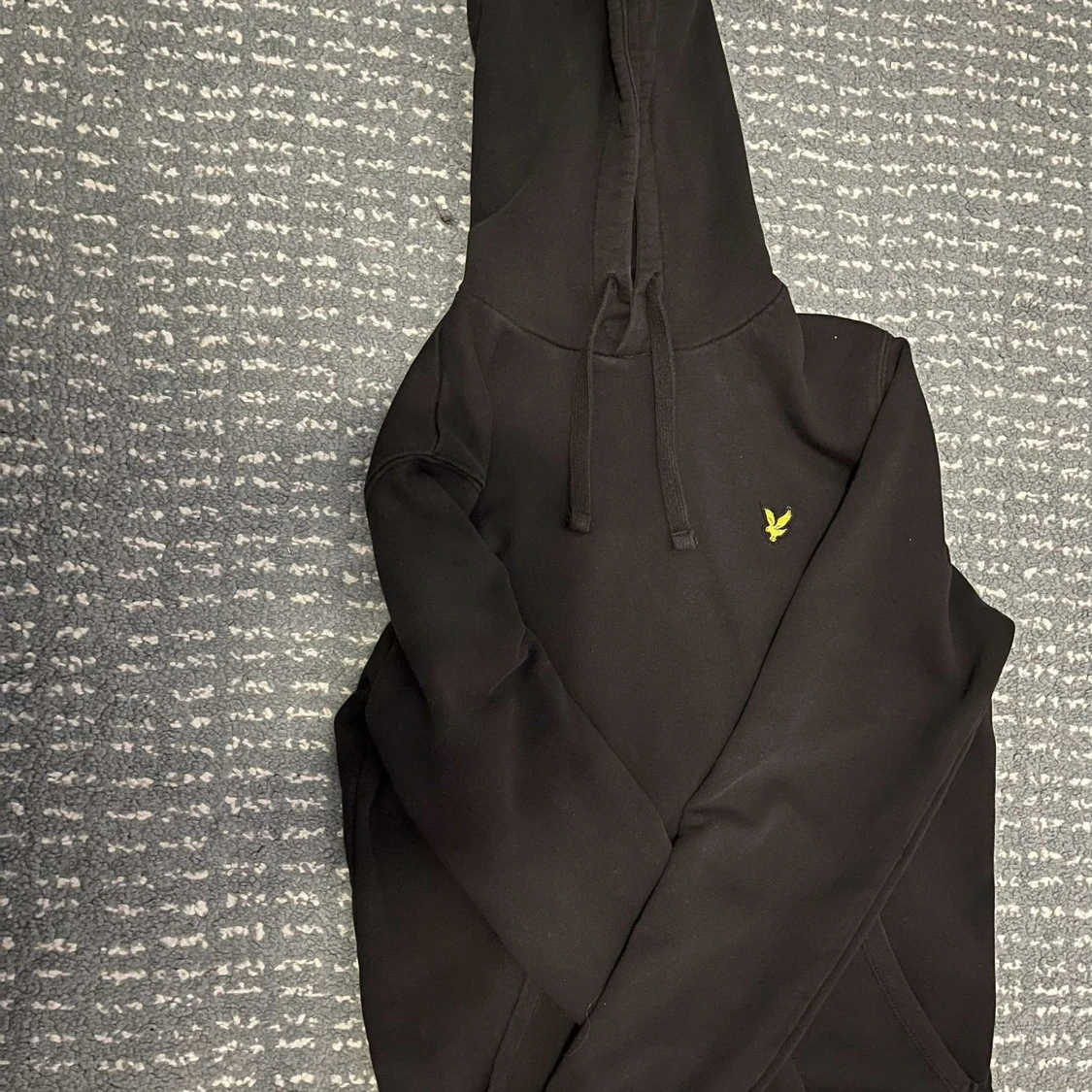 Svart hoodie från Lyle & Scott