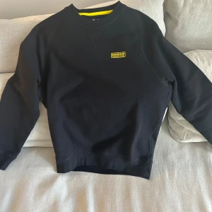 Barbour Sweatshirt - Säljer en helt ny och oanvänd Barbour Sweatshirt som egentligen bara hängt i garderoben. Storlek S 