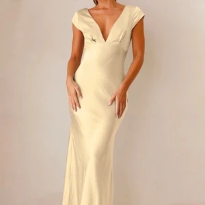 Gul balklänning  - Helt ny klänning från Oh Hello, lappen sitter kvar.  Skriv för fler bilder. Köpte här på Plick, men säljer då den inte passade. Har aldrig använt bara provat. ✨