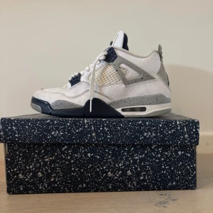 Nike Air Jordan 4 Retro ”midnight navy” - Säljer mina Jordan 4 “Midnight Navy” ⚪️🔵 i bra bruksskick med originalkartong 📦, med mindre veck och lätt gulnad mesh som visas på bilderna. Endast en liten defekt som syns på sista bilden. Säljer för att jag inte använder dem längre😀🙏.