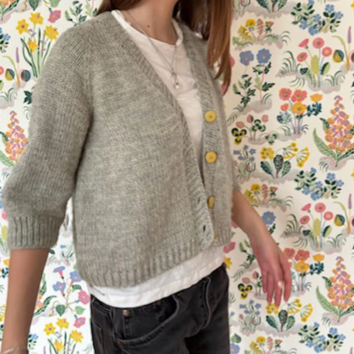 Grå trekvartärmad kofta med gula knappar - 3