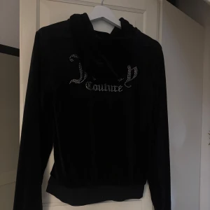 Zip hoodie  Juicy Couture - Säljer en svart zip hoodie från Juicy Coutue. Aldrig kommit till använding. Har detaljer med glitter både fram till och bak. Har även byxerna som hör till på min profil. Hör av dig om du undrar något💕