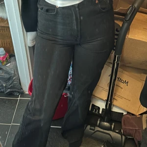 Svarta vida jeans - Så snygga svarta vida jeans från H&M. Säljer pga för små. Har denna modellen i flera färger, men dom skiljer mycket i storlek. Dessa svarta är mindre i storleken. Strl 32, vilket jag vanligtvis har. Lite långa på mig som är 155. Använd en gång. OBS prickarna på bilden är min smutsiga spegel inte byxorna☺️