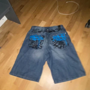 Baggy jorts  - Skitsnygga Mass Denim jorts som är i bra skick och visar knappt några täcken på andvänding. Jag köpte de second hand så jag vet inte original priset men jag köpte de för 600 kr. Har personligen bara använt de en gång. De är 58 cm långa, skriv för mer frågor!! 💕 priset går alltid att förhandla 