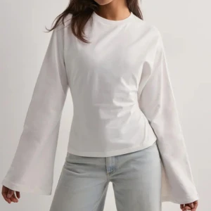 Tröja öppen rygg - Vit långärmad tröja med öppen rygg från Nelly. Använd vid ett tillfälle så som ny. Säljer då jag har två likadana. Nypris 299kr + 49kr frakt. Skönt och bra material. Tryck gärna på köp nu.