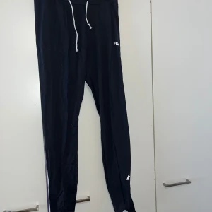 Leggingsit - Naisten mustat filan leggingsit, joissa nilkoissa lenkit jalanpohjiin laitettavaksi ja vyötäröllä itselisätyt narut. Koko s. Haara-lahje n 70cm+lenkki n 12cm, vyötärön leveys n 33cm.Kissatalous Mikäli hinta ei miellytä tarjoa rohkeasti. Katsothan myös muut ilmoitukseni