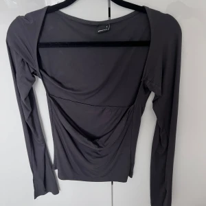 Mörk grå tröja , Gina Tricot  - Använd några gånger , som ny