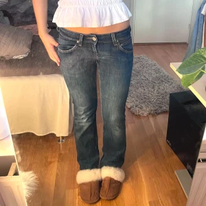 Lee jeans lowwaist utsvängda lågmidjade  - Snygga mörkblå jeans från Lee, passar tyvärr mig inte längre. Skriv gärna vid frågor💕