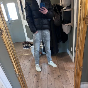 Ljusgrå slim jeans från italien med snygg tvätt - Säljer ett par ljusgrå jeans med slim passform och klassisk femficksdesign. Jeansen har en snygg tvättad look och smala ben. Perfekta för dig som gillar en stilren och enkel stil. Passar till det mesta och är riktigt bekväma.