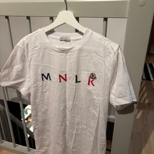 Moncler tshirt  - Vit Moncler tshirt i storlek M och bra skick 