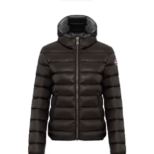 Svart dunjacka från Colmar - Snygg svart dunjacka från Colmar med huva och dragkedja framtill. Jackan har en quiltad design och en klassisk pufferstil som håller dig varm under kyliga dagar. Perfekt för dig som vill ha en stilren och funktionell jacka. Nypris 3900kr