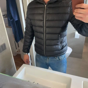 Colmar jacka - Säljer min kära jacka. Den är väldigt bra skick förutom ett hål i vänstra ärmen som är med i bild.