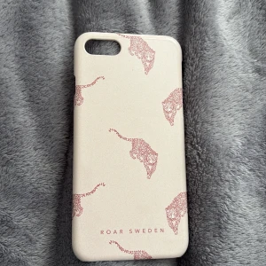 Rosa mobilskal med leopardmönster🐆  - Säljer ett rosa mobilskal från Roar Sweden med stilrent leopardmönster i mörkare rosa. Skalets design är enkel men ändå unik, perfekt för dig som vill ha ett snyggt och trendigt skydd till mobilen. Aldrig använt!! Funkar till iPhone SE.