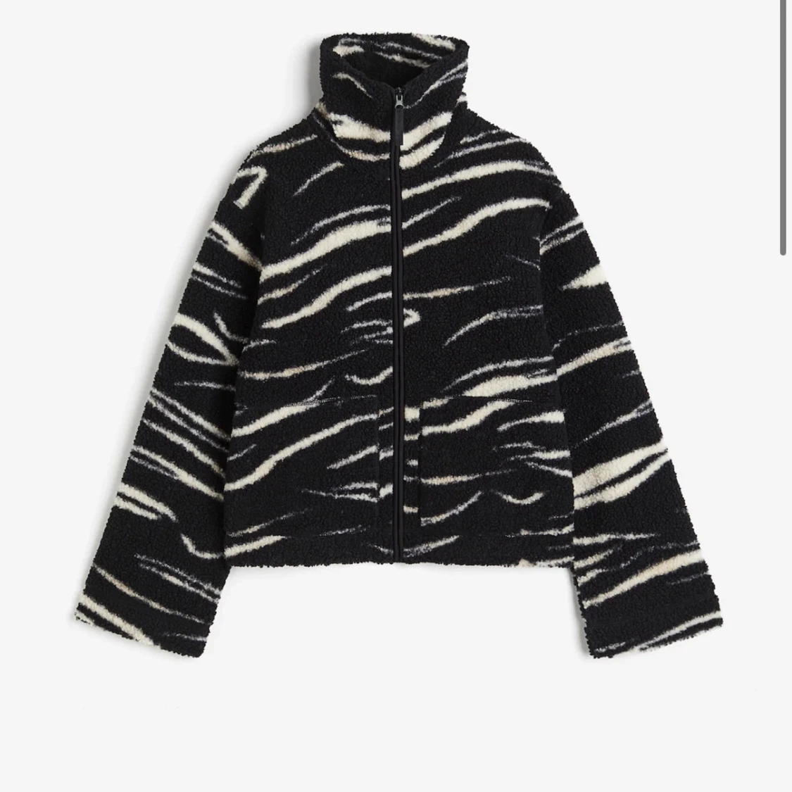 Svart och vit teddyjacka med zebramönster