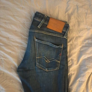 Replay Anbass Jeans  - Säljer dessa fina Replay anbass jeans!!! Skriv om du har några frågor! Passa på nu när frakten är gratis 🆓 💸Storlek W28 L32 