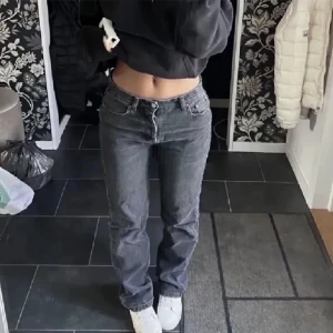 Zara jeans!! - Säljer dessa superfina jeans från Zara.🩷 köpte dessa här på plick men var för stora så säljer vidare nu. Lite slitna längst ner men annars bra skick (LÅNADE BILDER)