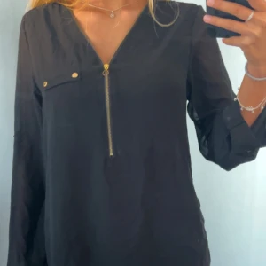 Svart blus med dragkedja  - S