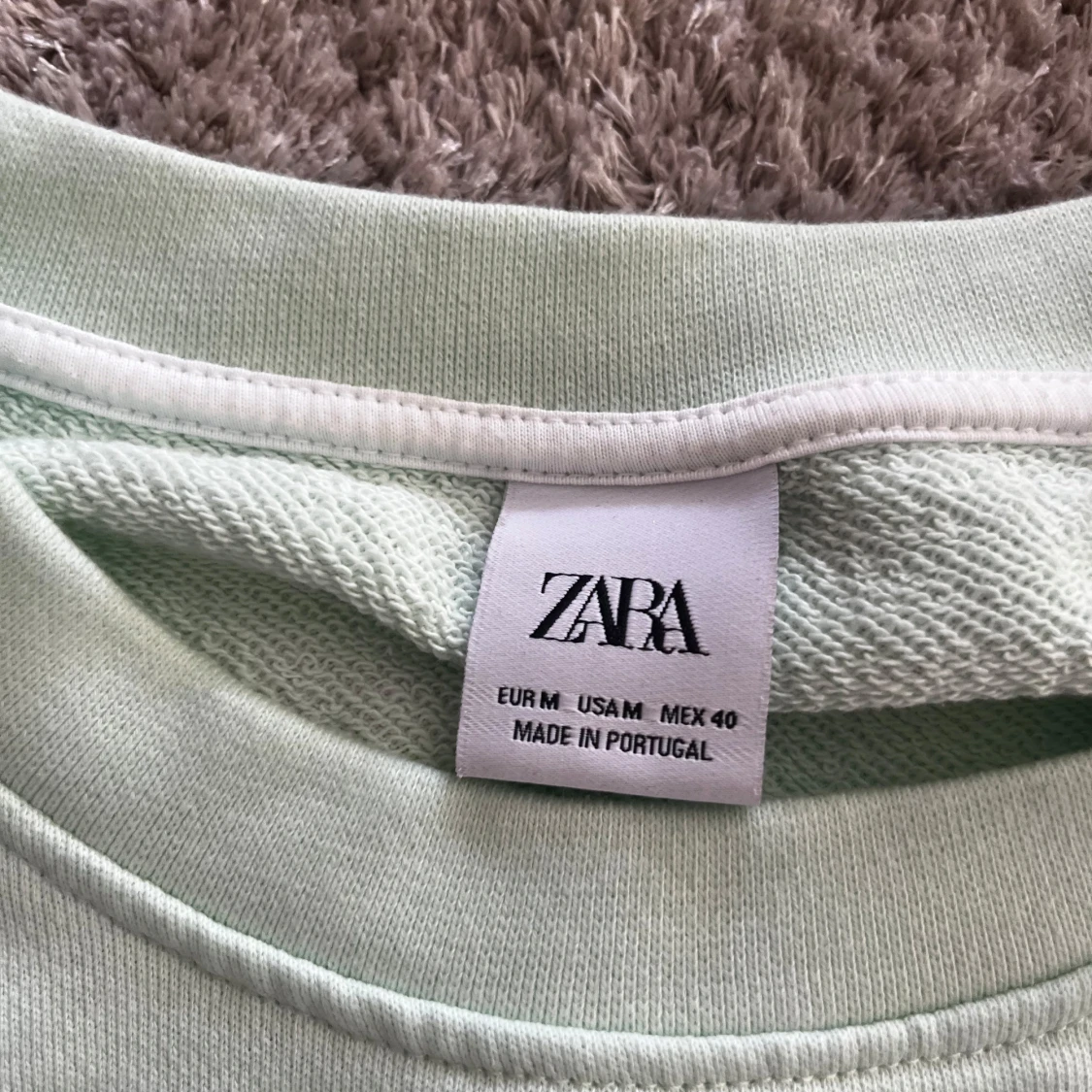 Ljusgrön sweatshirt från Zara med tryck - 1